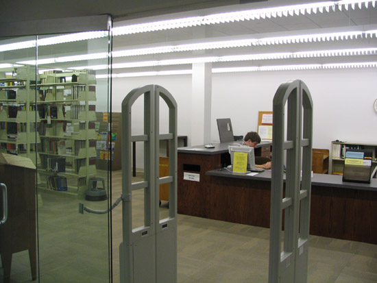 33_AvH_014_library_entrance